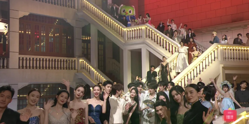 gq红毯:娜扎回眸勾人,李沁陈德容撞型,张馨予一阵不见好贵气