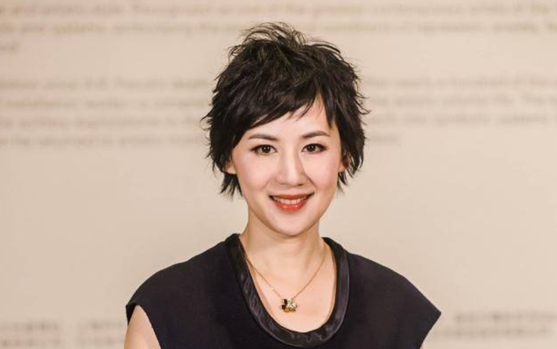 主持人王津元:嫁给上海首富郭广昌,生下3个孩子,如今52岁很幸福