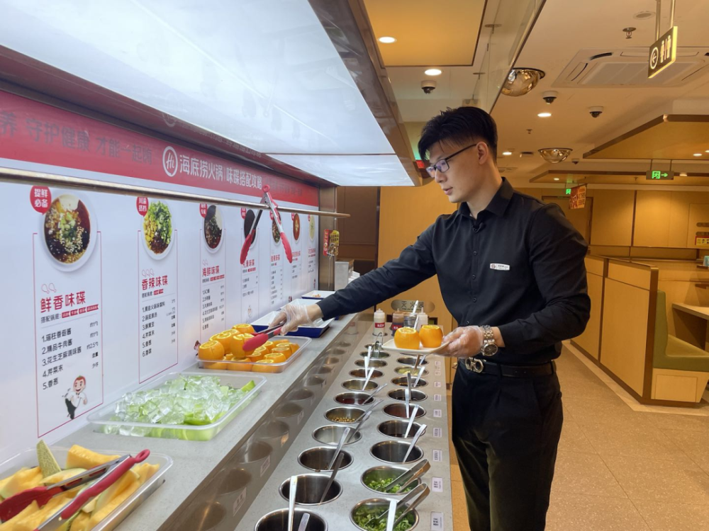 海底捞的极致体验,靠的不仅是人_腾讯新闻