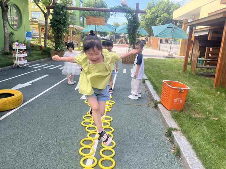 玩游戏,喂动物,练体能……幼儿园的暑托班真快乐