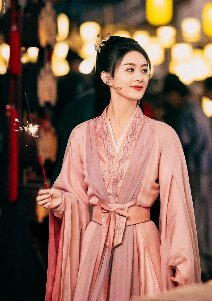 《与凤行》收视率和网络热度都不如《追风者》,赵丽颖完败王一博