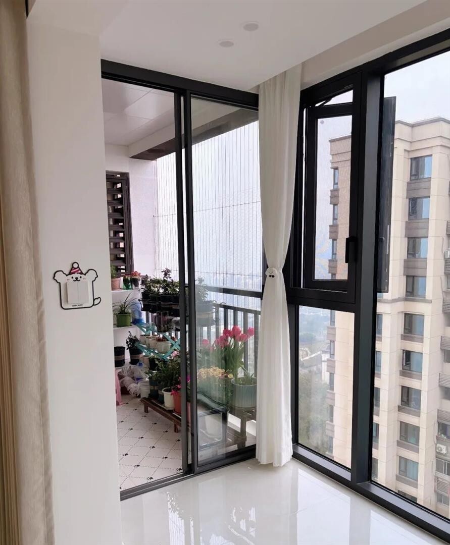 装修时老婆把自家阳台封一半，留一半，完工后，亲戚邻居羡慕晕了！_腾讯新闻