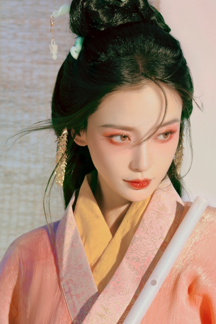 杨颖端午节写真曝光,穿粉色古装吹长笛,天生丽质美出新高度