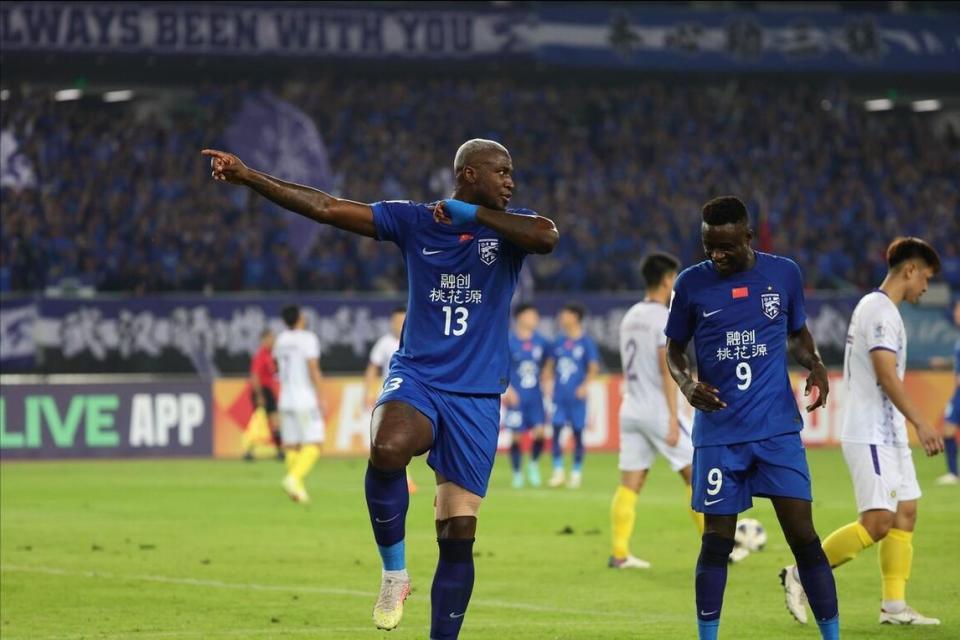 中超冠军11打9亚洲首胜,1米96巨无霸爆发2-1,越南冠军0分倒下_腾讯