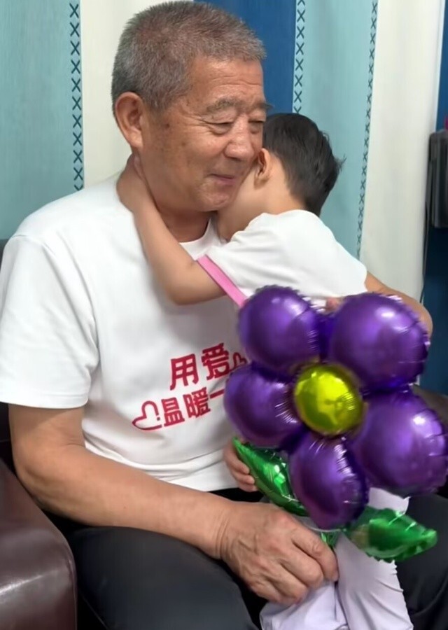3岁小天赐献吻庆父亲节72岁黄老叹时光慢些吧与长子断绝关系