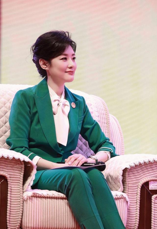 著名主持人周涛被曝耍大牌!疑富豪老公露面,现身机场却当众翻白眼