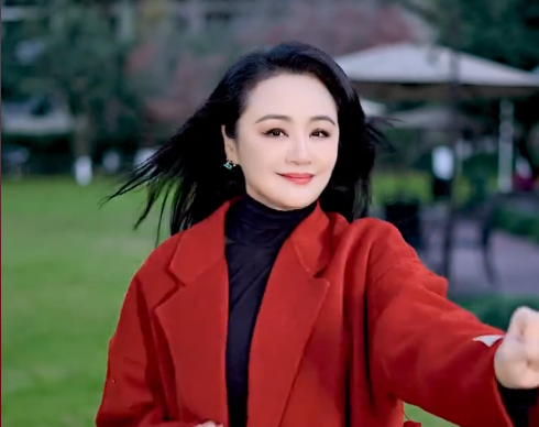 49岁曹颖和儿子吃饭被偶遇,面色憔悴皱纹明显,被嘲"滤镜太强"