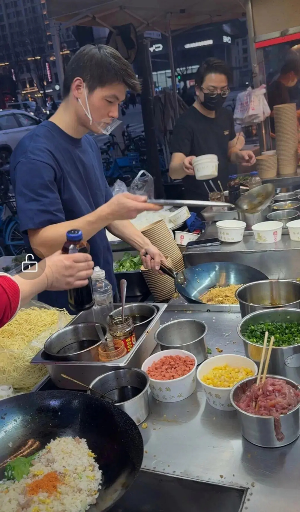 90后小伙摆摊卖炒饭一年净赚50万？媒体：“创富故事”看看就好了_腾讯新闻