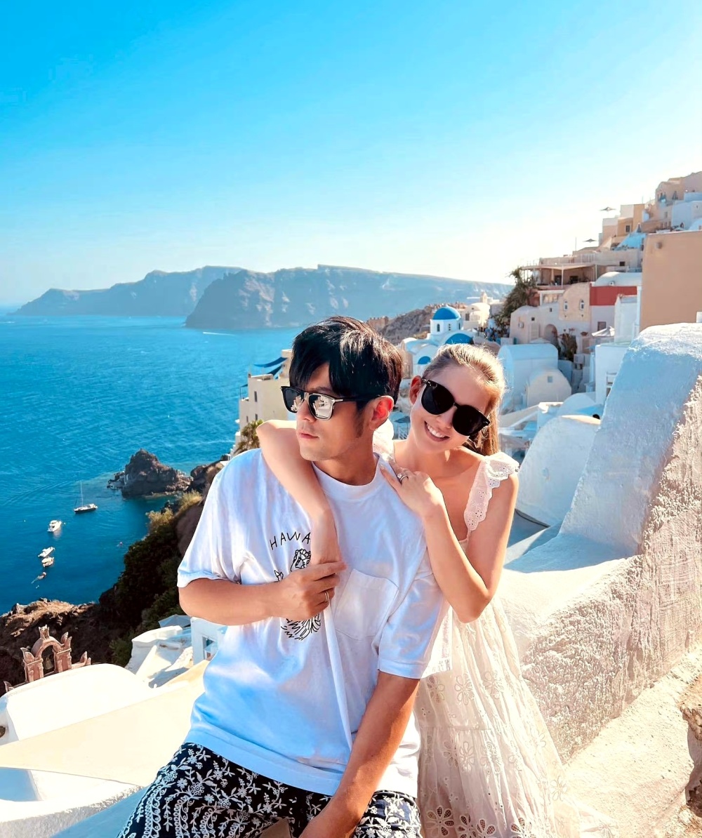 31岁昆凌晒庆生照撒糖,周杰伦穿西装出席,甜喊老婆"生日女孩"