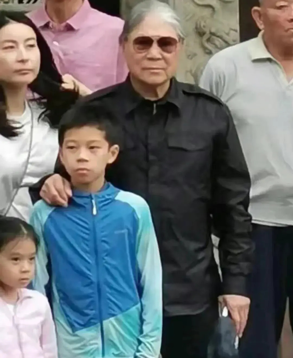 三代同堂,郭晶晶站c位,霍震霆疼爱霍中曦_腾讯新闻