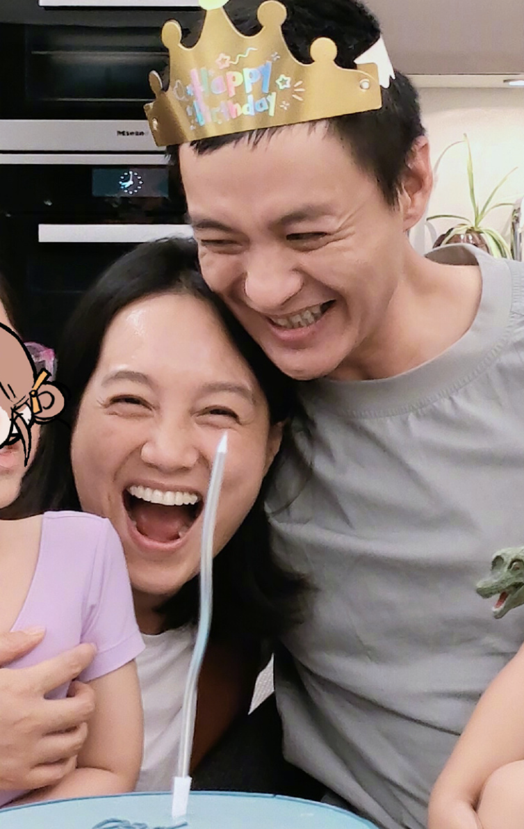 朱丹晒全家福为41岁周一围庆生，素颜出镜被甜搂怀中，笑出鱼尾纹_腾讯新闻