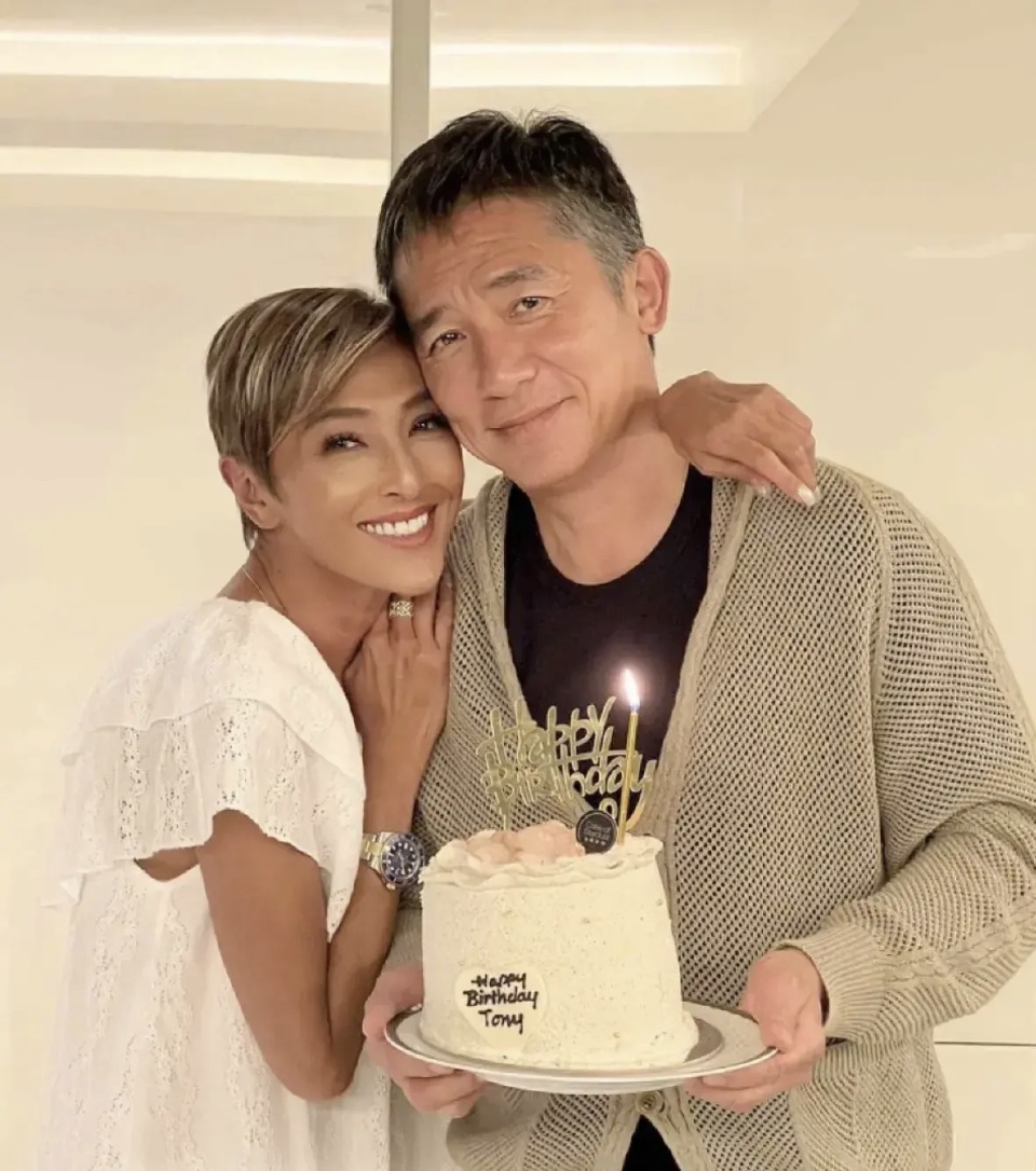 梁朝伟过61岁生日刘嘉玲闺蜜当众搂抱亲吻网友喊话刘嘉玲小心