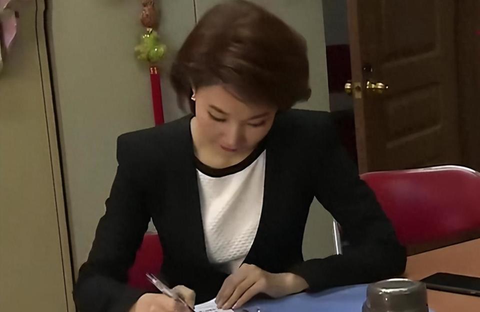 如今证明,47岁"未婚未育"的李梓萌,如愿走上了另一条人生大道_腾讯