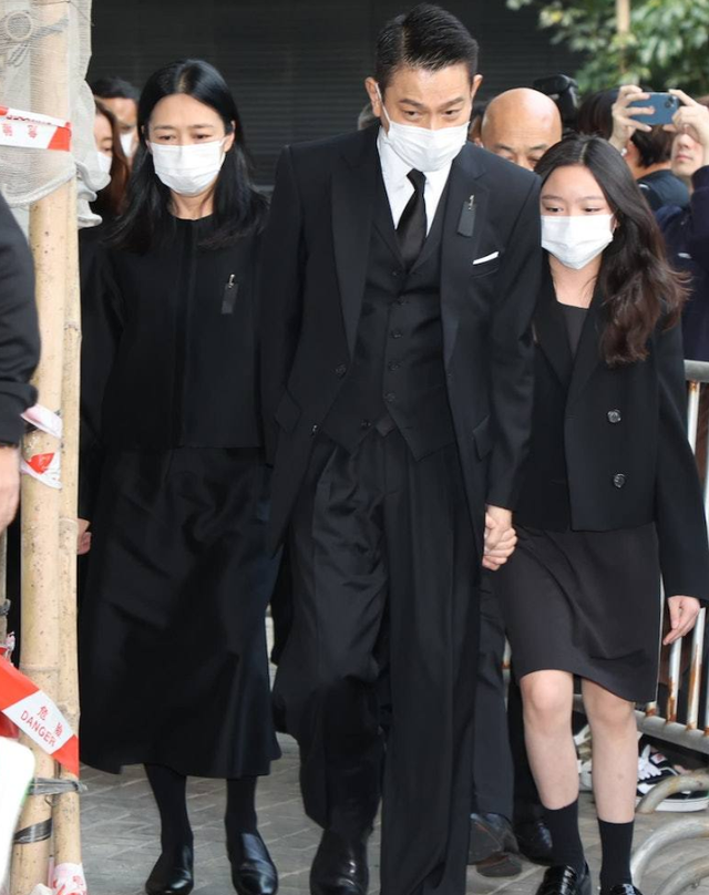 刘德华携妻儿现身父亲葬礼,刘母送别亡夫,郭富城任贤齐众星送花牌