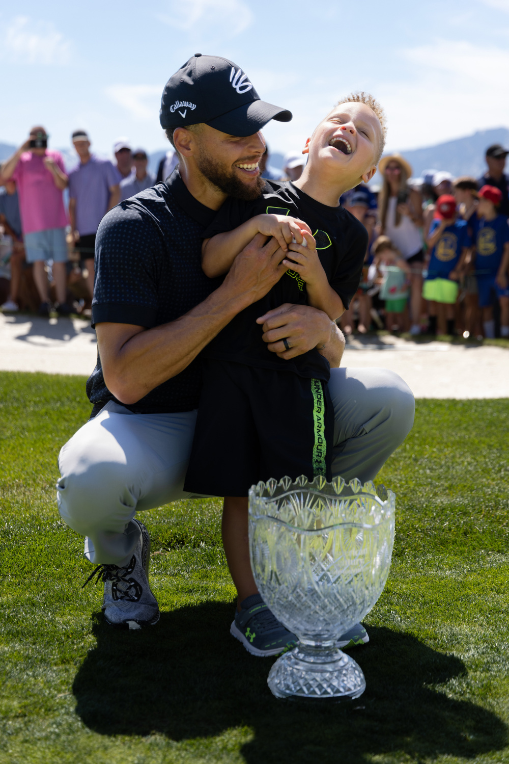 库里庆祝高尔夫夺冠:用冠军奖杯大口喝酒 表态愿为科尔出战奥运会