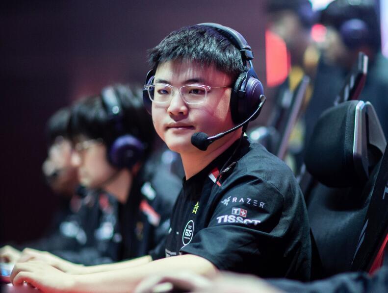 国外网友建议uzi去lcs不用训练目前的状态也能在那边称霸5年