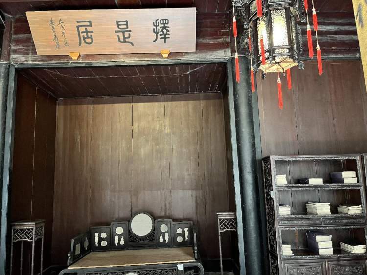 张石铭旧宅蕴含着丰富的历史和建筑文化,建筑以明清传统建筑为主,但还