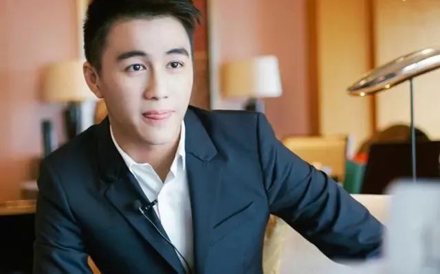 "作者:龚新叶 王喆宁编辑:王喆宁说起何猷君的头衔,很多人并不陌生