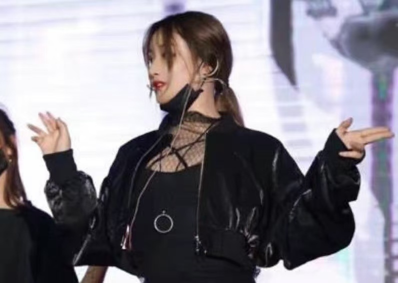 跨年名場面：李川求婚錘娜麗莎，張傑謝娜貼貼，黃子韜徐藝洋親吻 - 