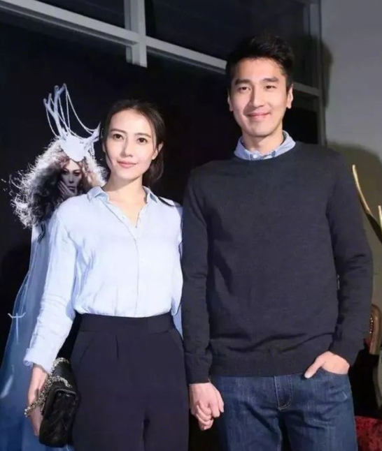 高圆圆一家三口手牵手遛弯,4岁女儿活蹦乱跳可爱极了_腾讯新闻