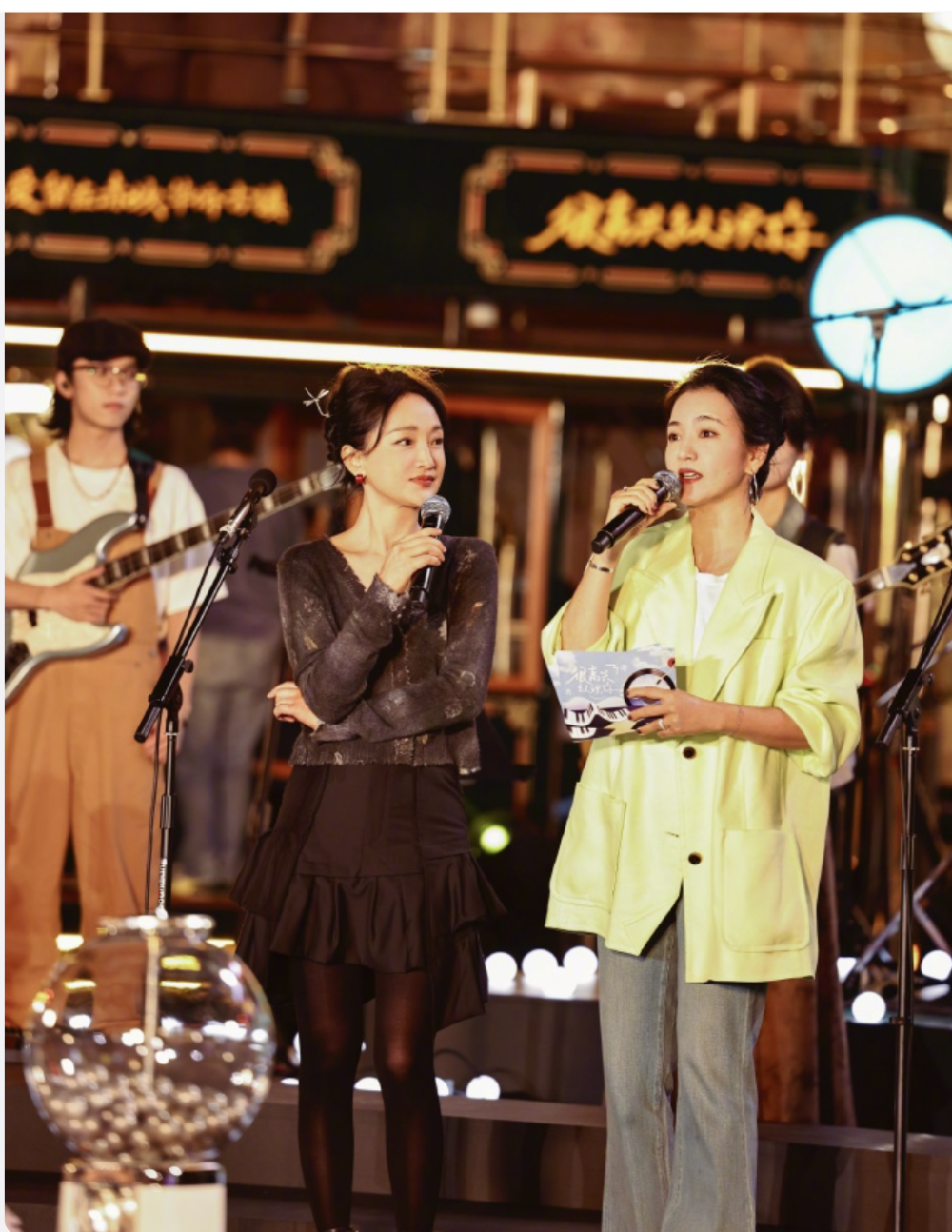 49岁周迅现状:穿黑色小短裙,黑丝袜,和阿雅唱歌少女感十足_腾讯新闻