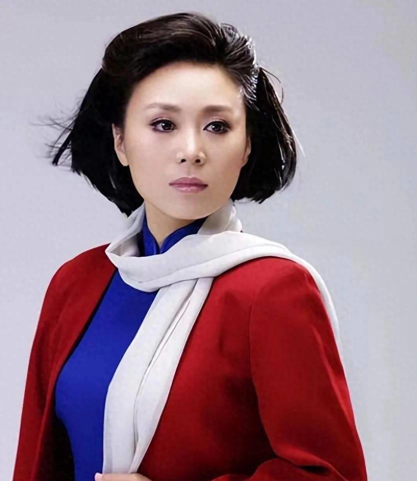64岁黄梅戏名家吴琼顶一头白发出镜！她不怕小丈夫嫌弃，将外甥女当女儿养_腾讯新闻