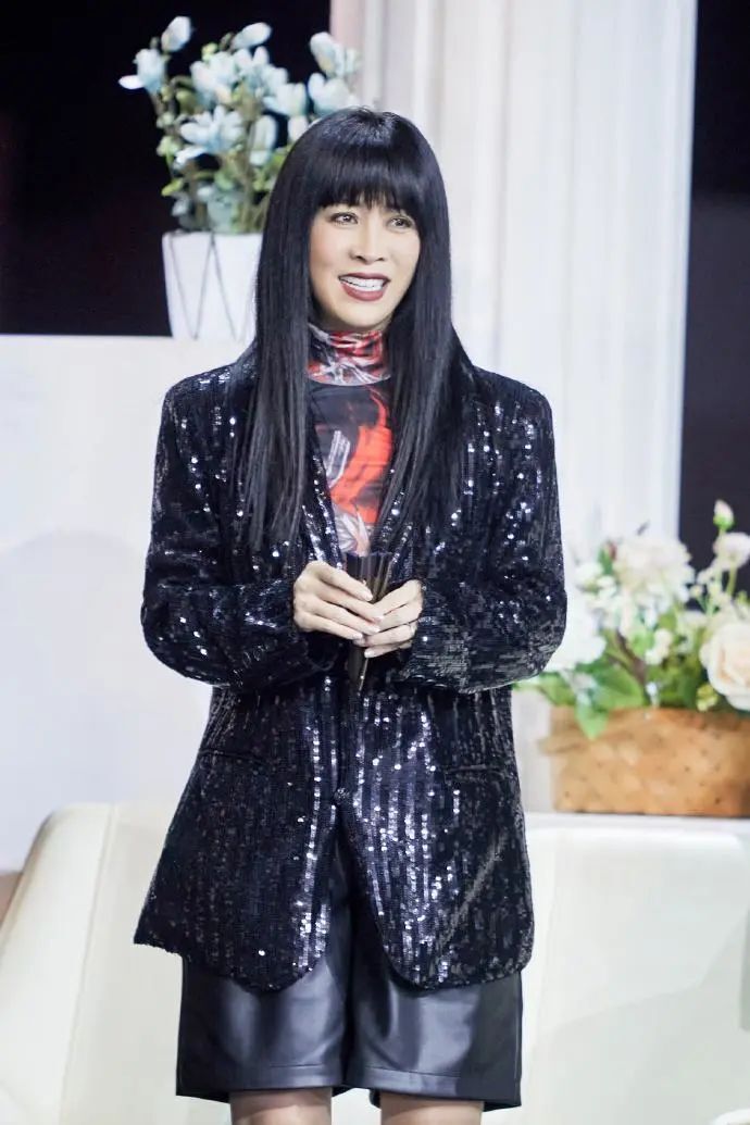 被综艺"删脸",生日无人祝福,4个月未露面,56岁那英后悔了吗_腾讯新闻