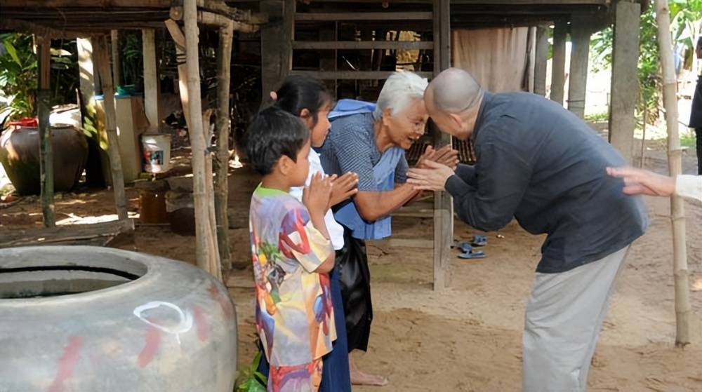 泰国人对王室的匍匐跪拜大礼,有可能还真是"刚需"_腾讯新闻