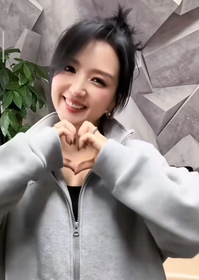 何洁最新近况曝光,参加浪姐后又瘦了,跳可爱手势舞美回颜值巅峰_腾讯