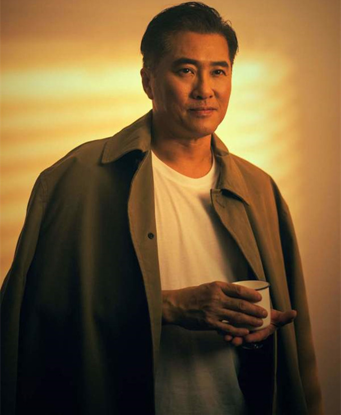 59岁邵仲衡再演舞台剧!身材发福仍帅气,靠做生意已赚到盆满钵满