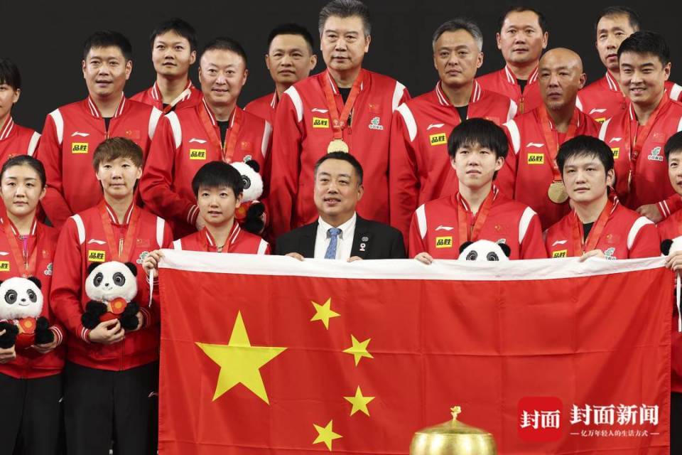 国乒站上混团世界杯冠军领奖台|图集_腾讯新闻