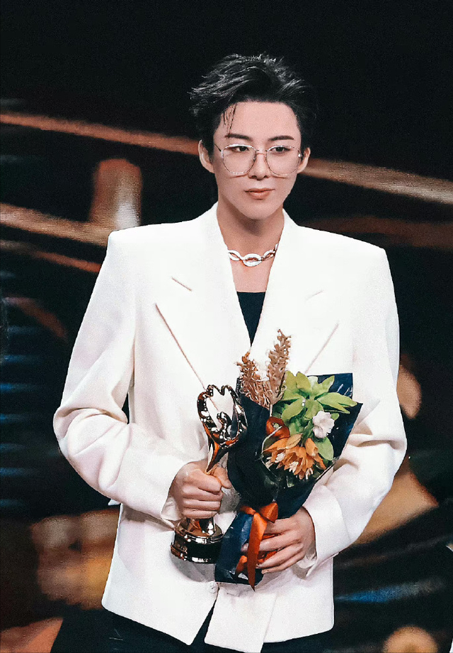 刘宇宁直播回应：承认离婚是事实，但孩子是前妻与现任所生_腾讯新闻