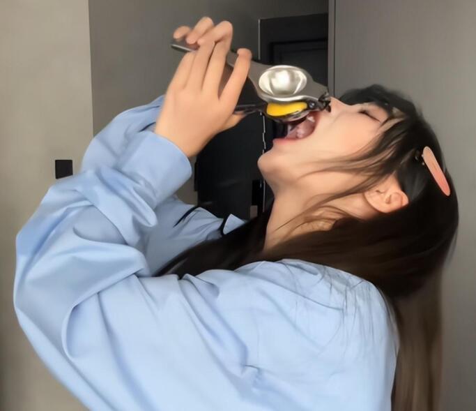 网红掀起吃柠檬挑战,结果演变成擦边大赛,故意流口水翻白眼