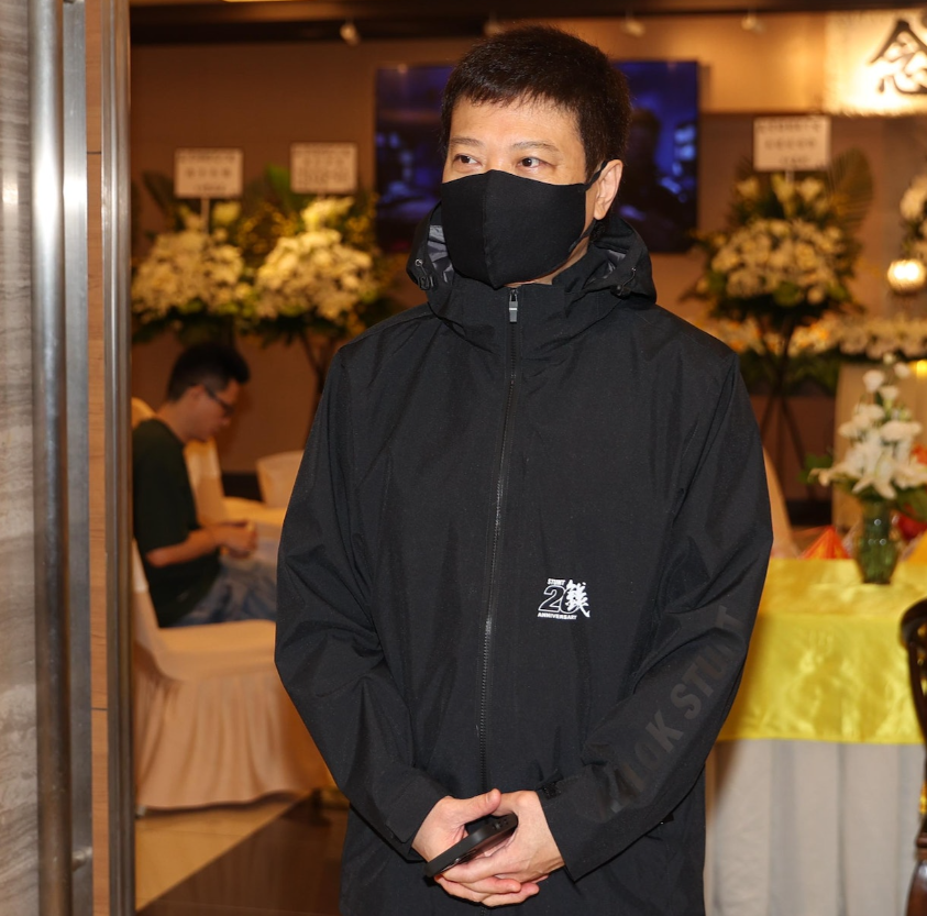 孟海设灵,钱小豪曾志伟元秋等众星现身拜祭,成龙洪金宝送花圈_腾讯