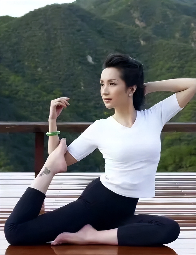 汤灿退圈12年后复出穿紧身裙小腹凸起戴上等翡翠手镯珠光宝气