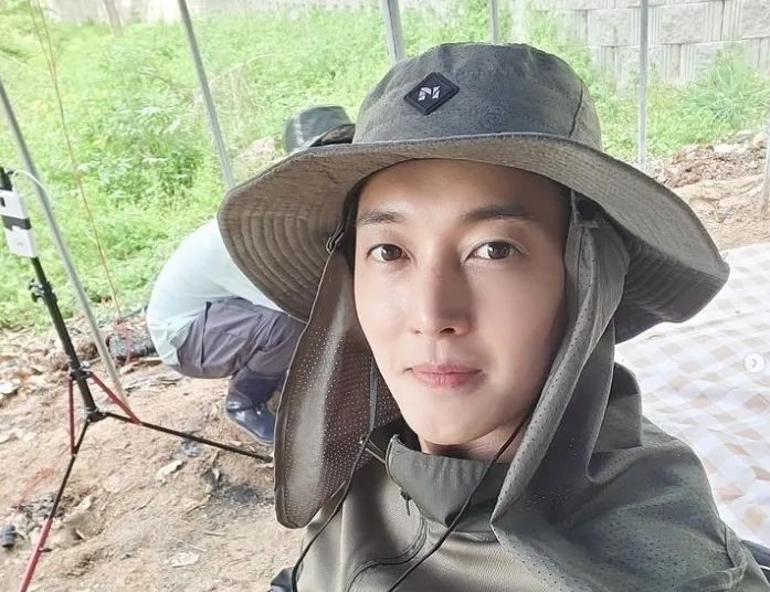 昔日花样男子之一,韩国顶流男星金贤重,现在居然去种地