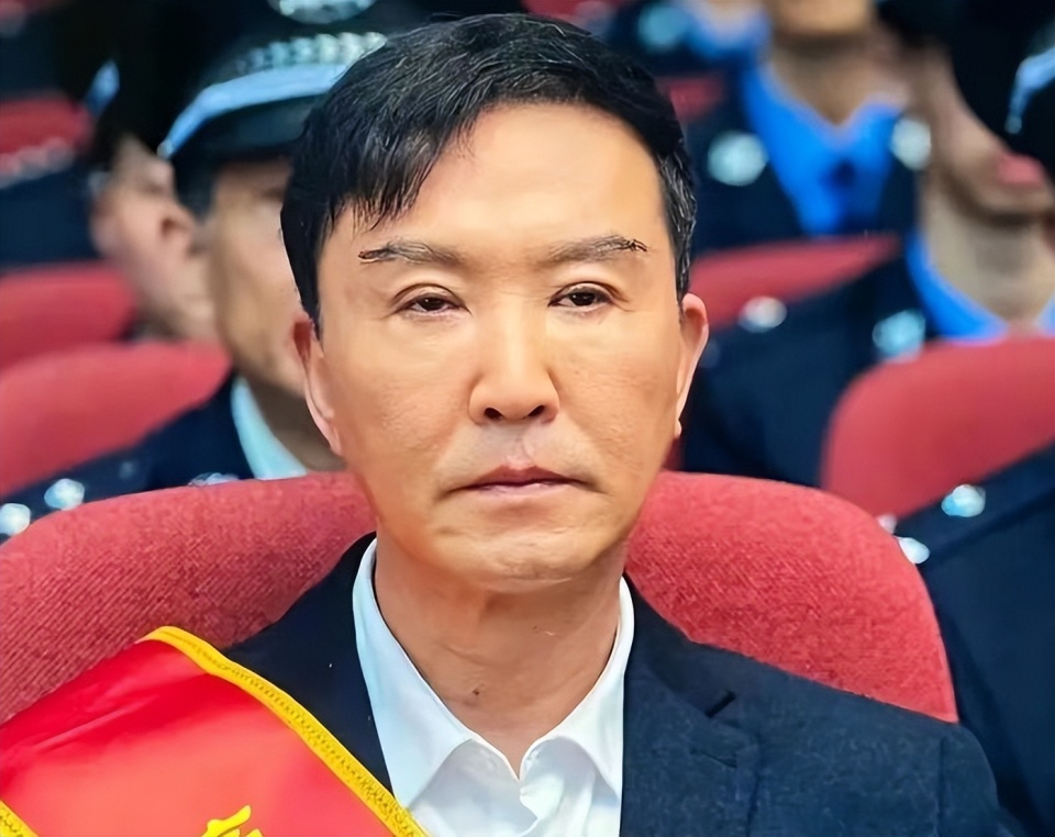 60岁吴刚现身马尔代夫!术后脸部消肿精神好,穿2千元t恤打扮年轻