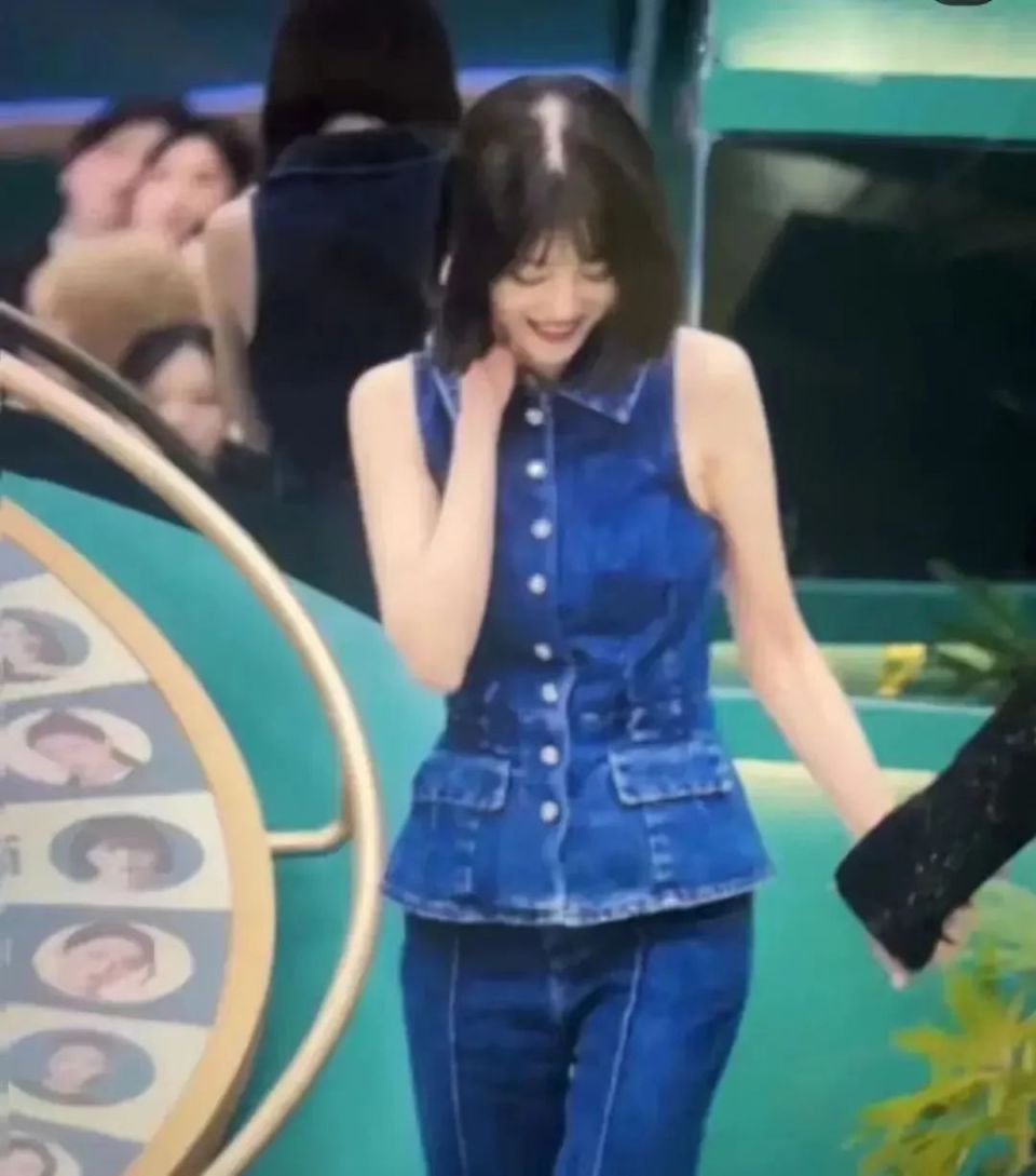 古力娜扎瘦成"排骨精",四肢纤细像竹竿,娱乐圈病态审美该停了