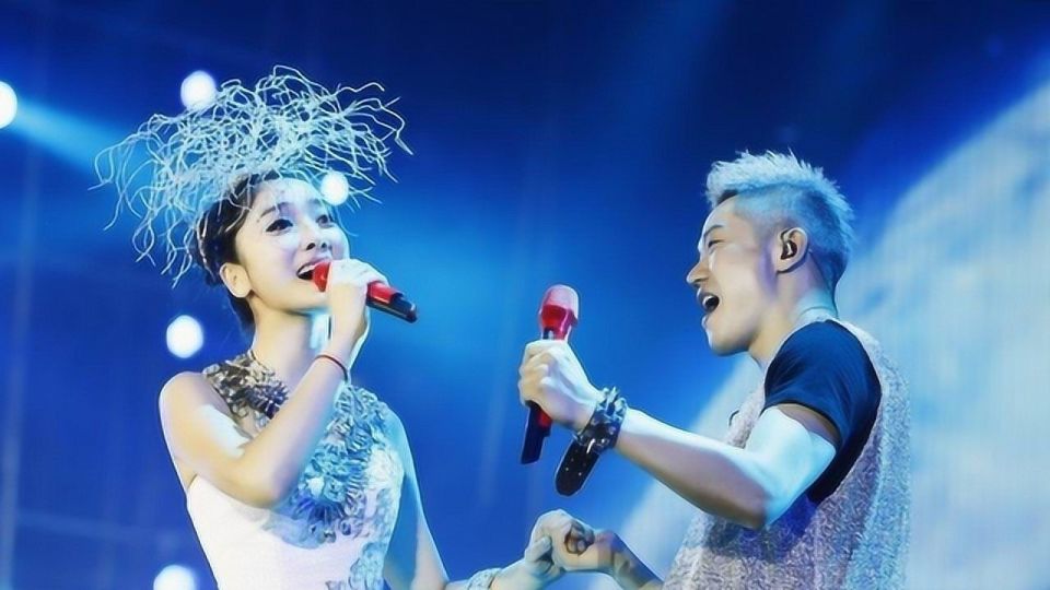 "凤凰传奇"越来越辉煌背后,是鲜为人知的"买"玲花"赠"曾毅