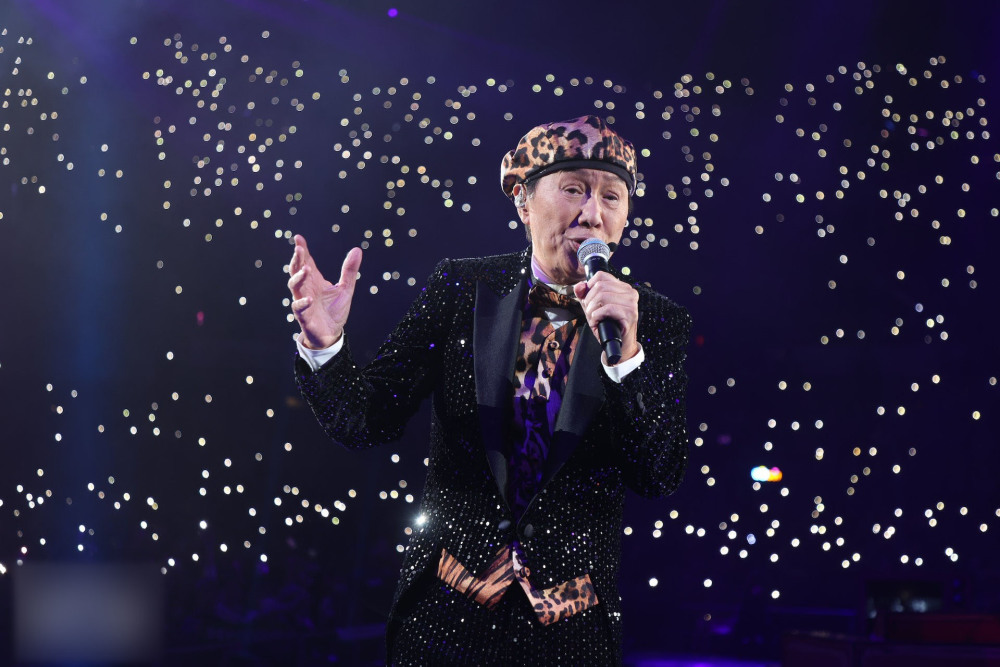 74岁许冠杰登红馆唱足40多首歌演出4小时拒绝划水忆亡兄泪目