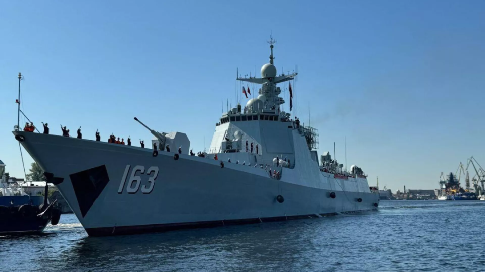 中国海军舰艇编队抵达圣彼得堡参加俄海军成立328周年庆祝活动