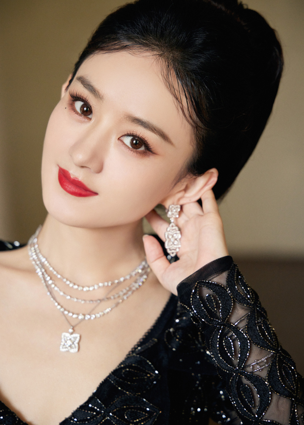 赵丽颖端午节晒近照穿红色旗袍温婉动人侧颜杀美翻了