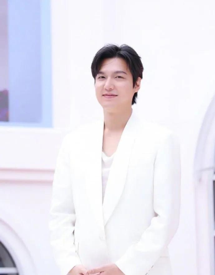 36岁李敏镐近况曝光脸部浮肿出现大叔感被粉丝包围人气不减