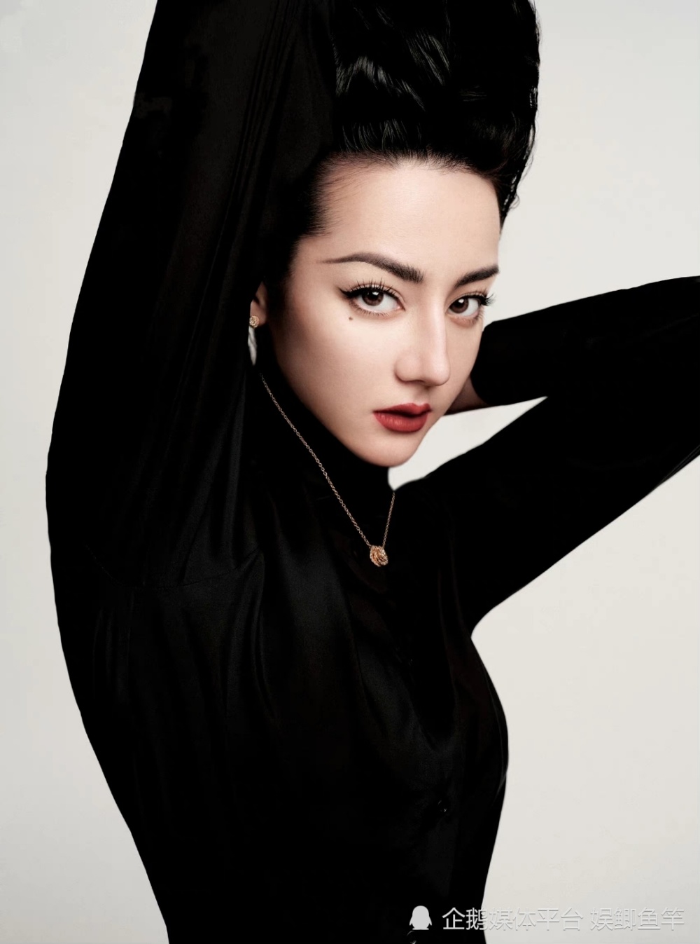 30岁女星迪丽热巴,新时尚大片,满满高级感扑面而来!_腾讯新闻