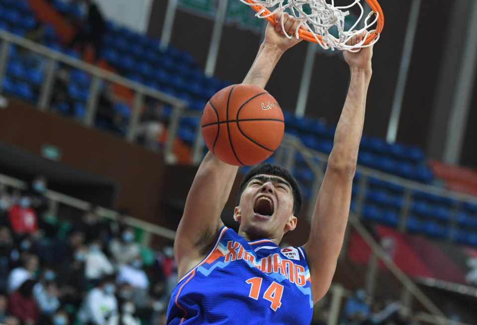 一场也不让打!新疆男篮2米07大中锋季后赛遭雪藏,邱彪下狠手