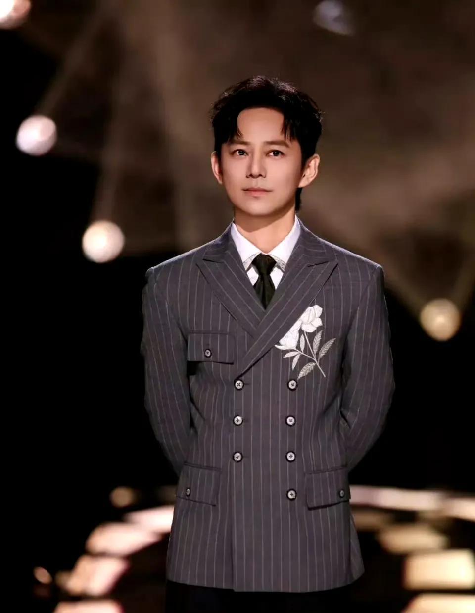 《歌手》直播沈梦辰盯手卡胡海泉尬聊,对比才知道何炅的班不好接