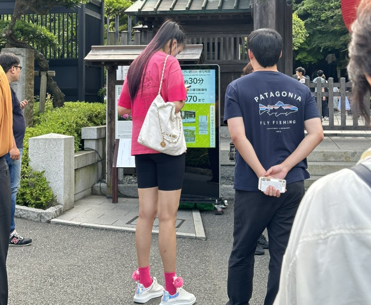 张常宁穿着粉色的短袖,袜子和上面的饰品也是粉色系的,非常可爱.