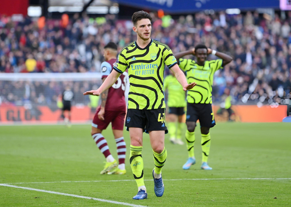 阿森纳踢疯了,追平曼城距榜首2分,萨卡双响 赖斯天外飞仙