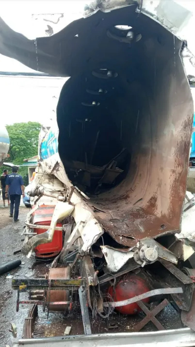 砰!缅甸仰光一家修车厂对油罐车进行电焊时,发生爆炸,1人死亡