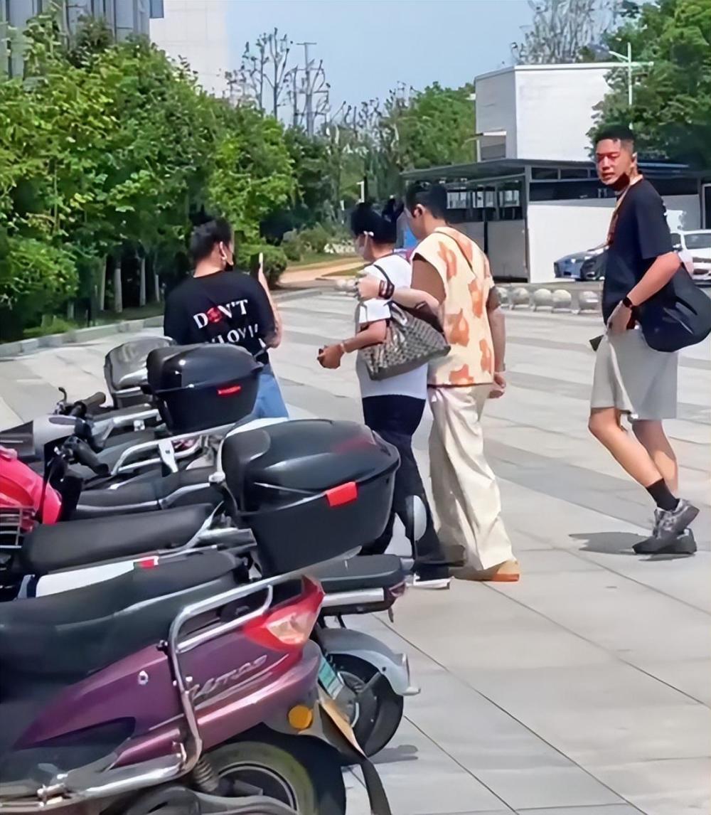 萧敬腾求婚后首露面，携未婚妻录节目，50岁林有慧穿着宽松肚子凸起-萧敬腾?
